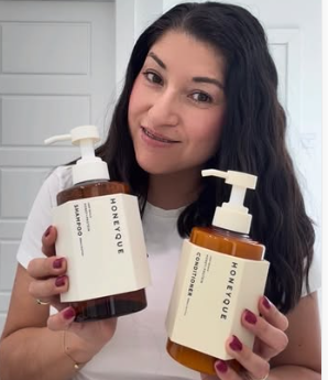 Honeyque x Costco Campaign. MomSelect member and influencer shows the Japanese haircare Honeyque shampoo and conditioner set.